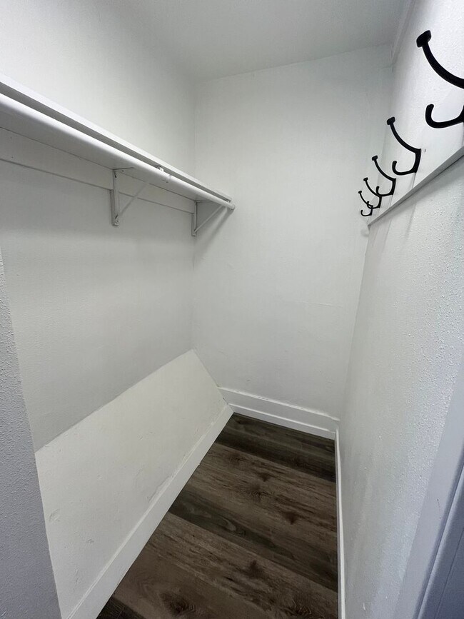 Building Photo - 4 Bed/1.5 Bath Rental Home in Central Sioux Falls!