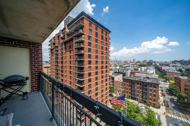 Building Photo - 700 1st St