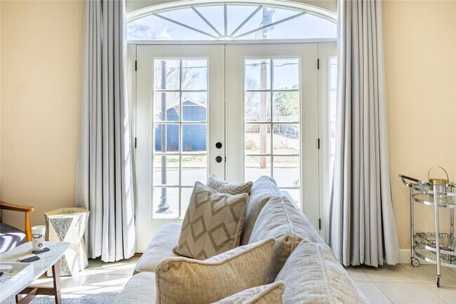 Building Photo - 212 SE A St