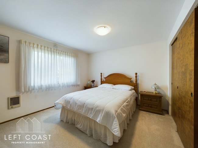 Building Photo - 890 SW 7th St