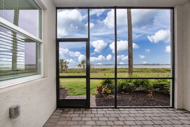 Building Photo - Riverfront Condo - 2 bed - 2 bath for rent