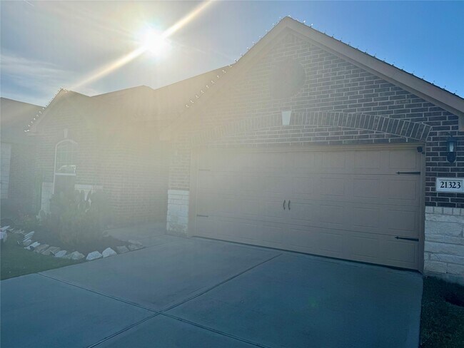 Building Photo - 21323 Echo Manor Dr