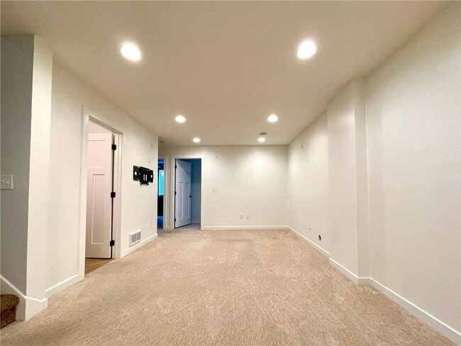 Building Photo - 403 Monroe Ave S