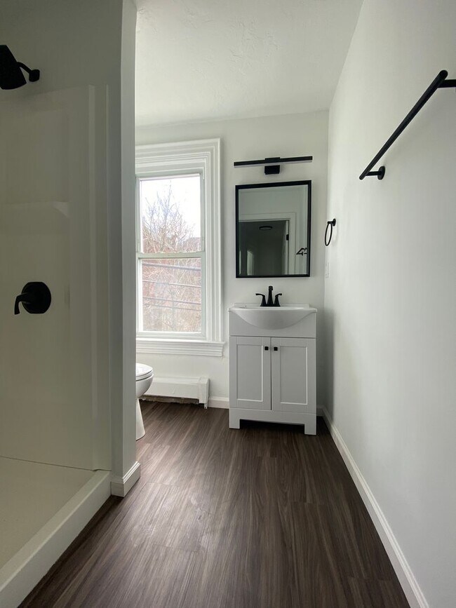 Building Photo - Available MAY 2026 - Beautiful renovated 3 Bedroom, 2 Bath Home in Heart of Allentown!