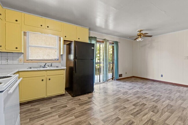 Building Photo - 4010 Emerald Lake Dr