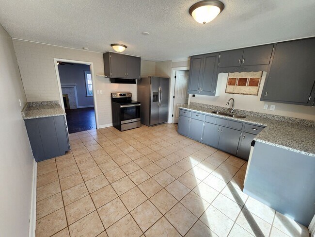 Building Photo - Spacious 3-Bedroom, 2-Bathroom Home AVAILABLE NOW!!