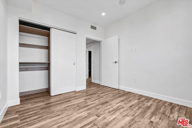 Building Photo - 1537 S Wilton Pl