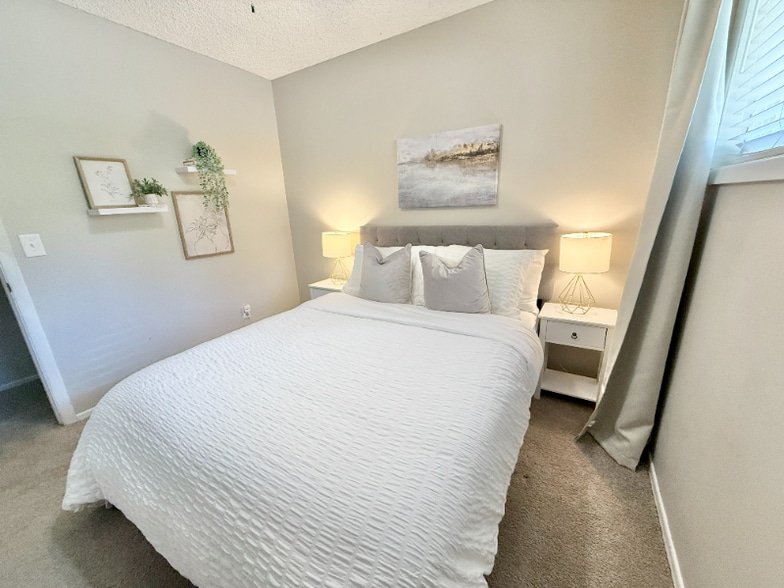 Building Photo - 9515 SW Edgewood St