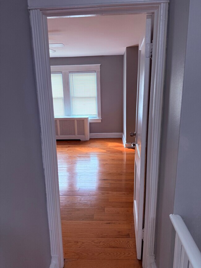 Building Photo - 587 Larchwood Ave