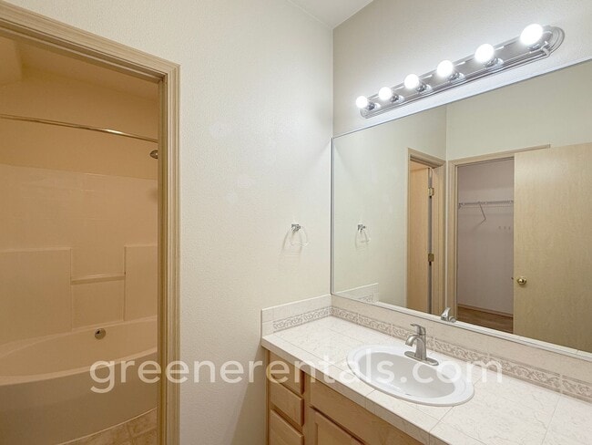 Building Photo - 3BR/2.5BA Townhome in Established Olympia Neighborhood