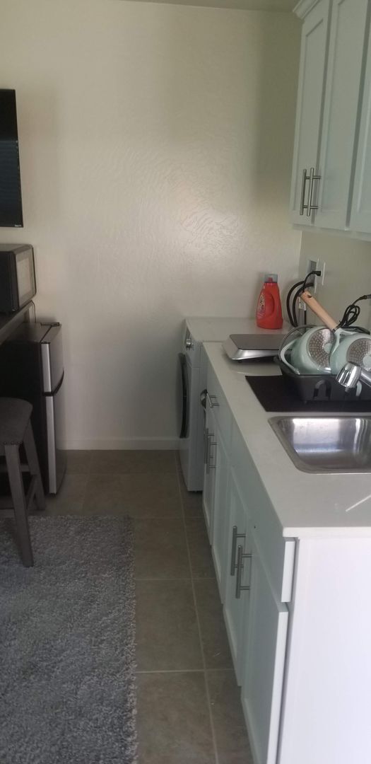 Building Photo - Beautiful Private In-Law Suite – Move-In R...