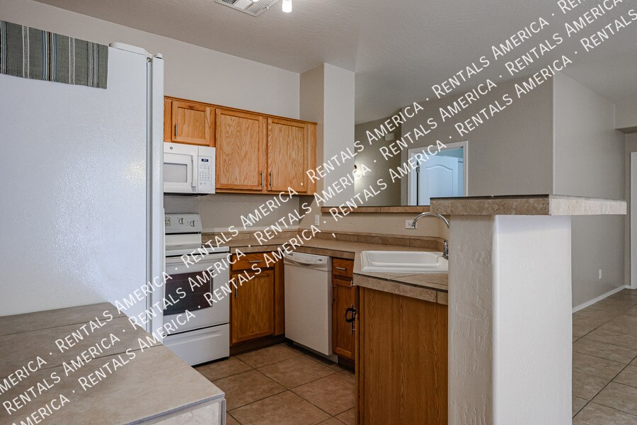 Building Photo - 17518 W Lisbon Ln