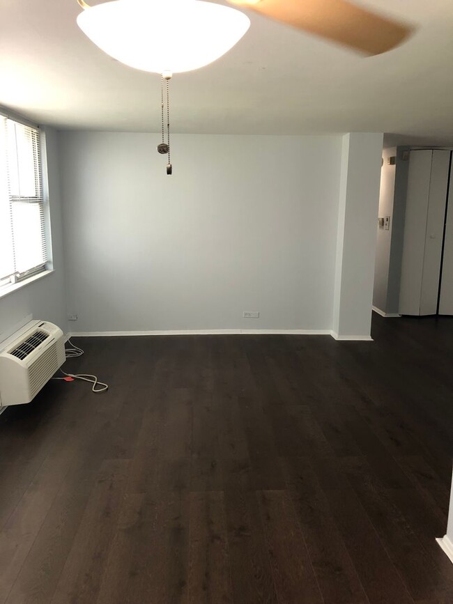 Building Photo - 2 Bedroom 2 Bath Newly Remodeled Unit. Hea...