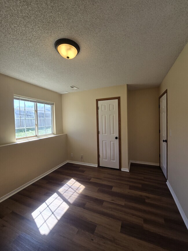 Building Photo - 4462 S Elizabeth Ave