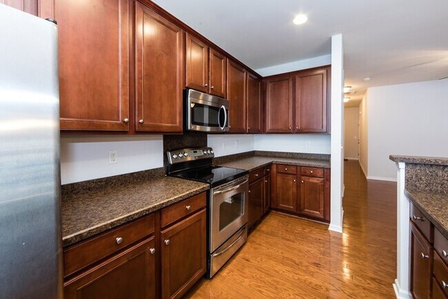 Building Photo - Beautiful 3BD/2.5BA Townhome in the Lions ...