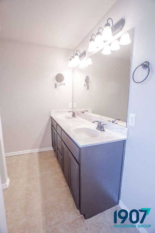Building Photo - Spacious and modern home in the highly sou...