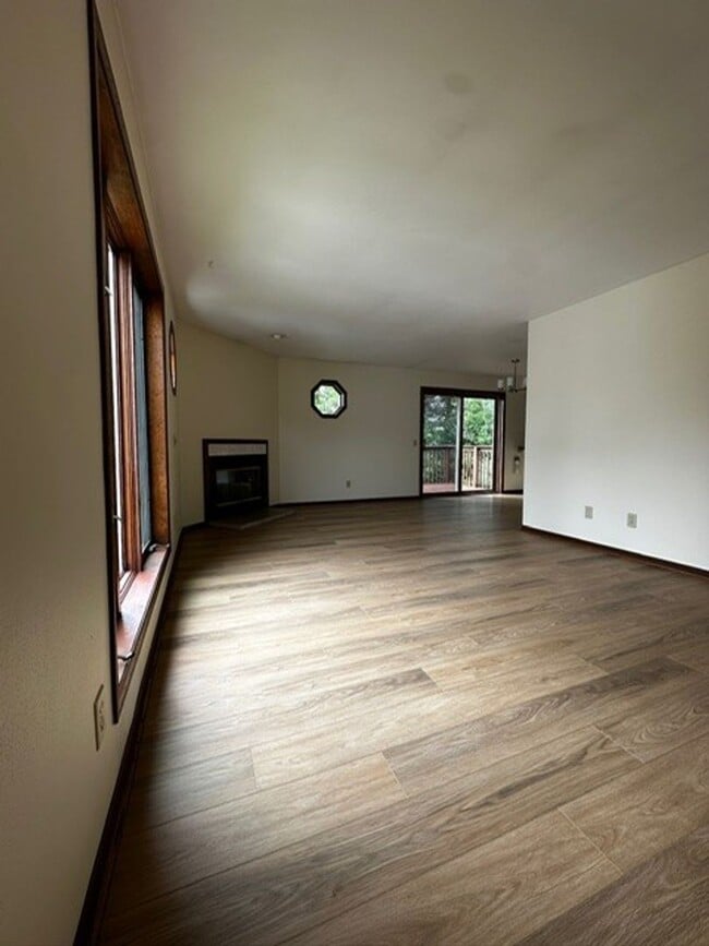 Building Photo - 3 bed/2 bath West Side Townhome