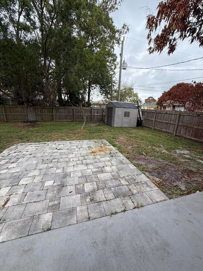 Building Photo - 249 NE Glentry Ave