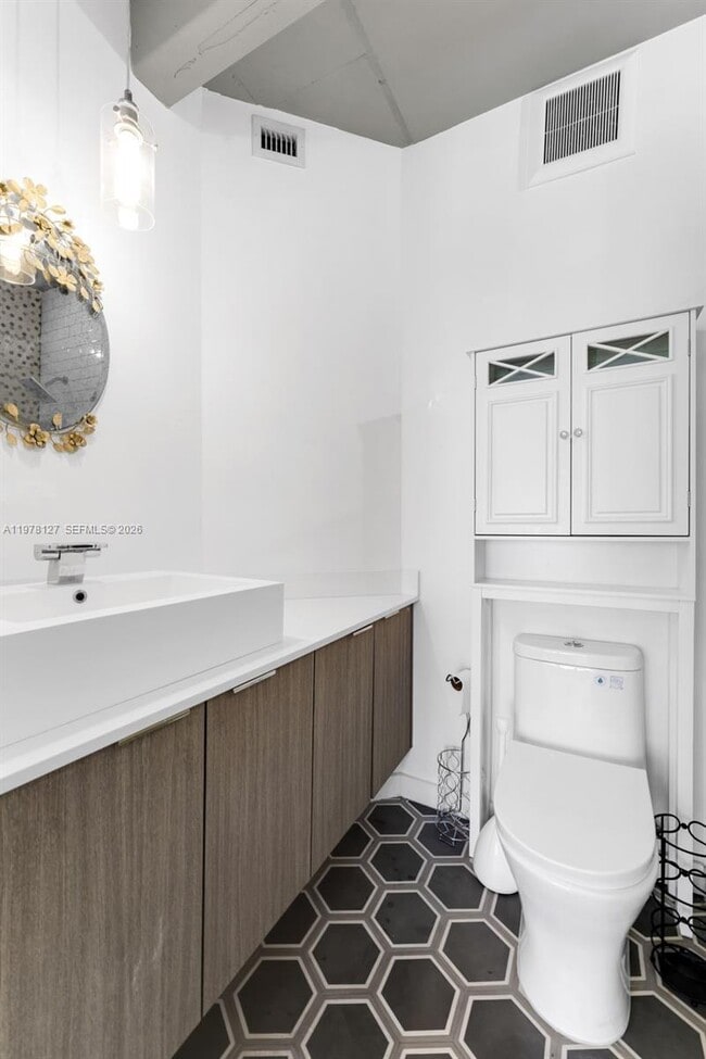 Building Photo - 6901 Edgewater Dr