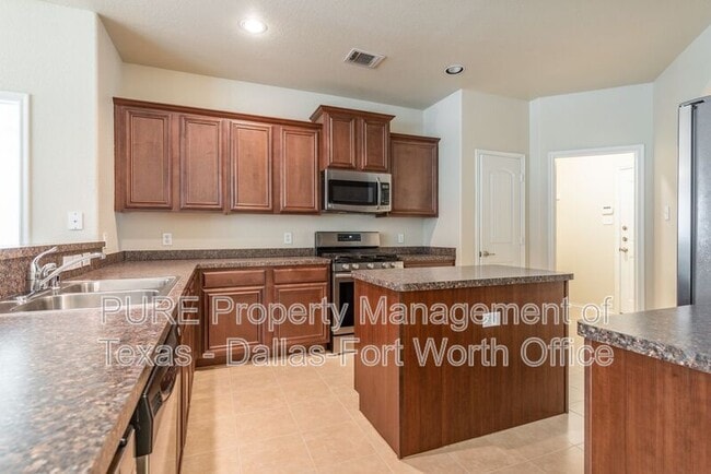 Building Photo - 1012 Lake Hollow Dr