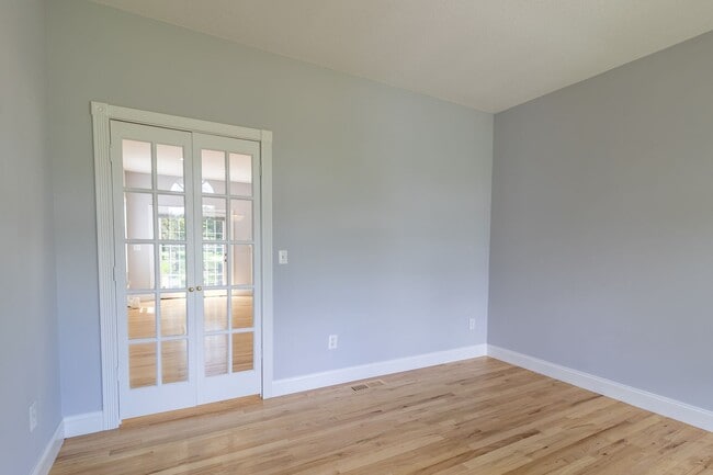 Building Photo - Charming Country Colonial on Cul-de-Sac, 4...