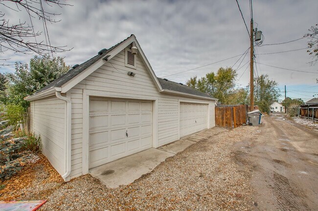 Building Photo - Charming 3-Bedroom Home with Spacious Base...