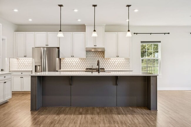 Building Photo - 5BR/3.5BA home offers stylish and function...