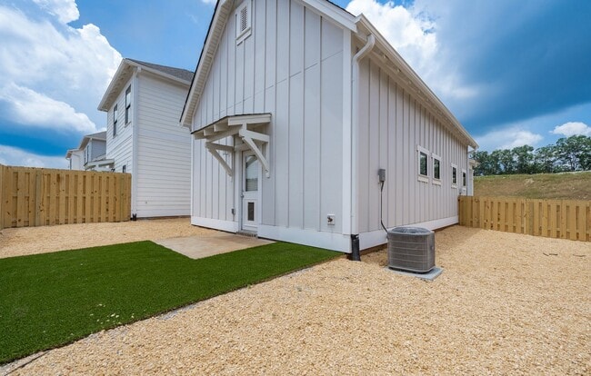 Building Photo - One Bedroom Cottage with Fenced Backyard!