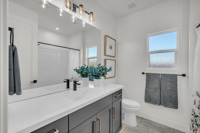 Building Photo - Stunning 6 Bedroom Home in St. George!