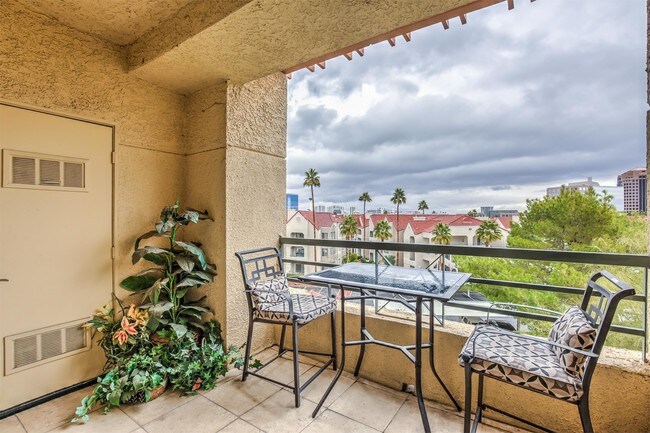 Building Photo - 230 E Flamingo Rd