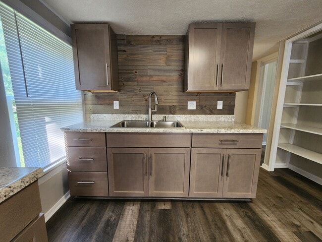 Building Photo - Spacious 3-Bedroom, 1-Bathroom Home AVAILA...