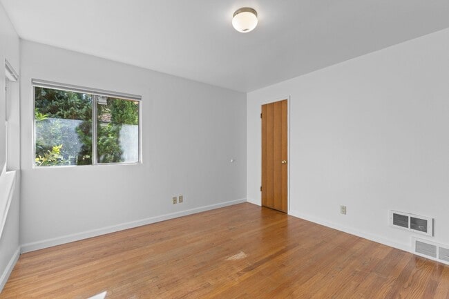 Building Photo - 4bd/2ba Seattle House