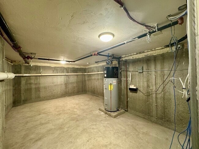 Building Photo - 198 California St