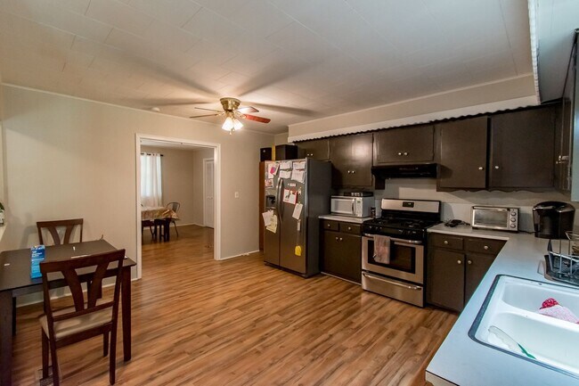 Building Photo - 3 Bedroom 2 Bath Home Walking Distance to Campus!