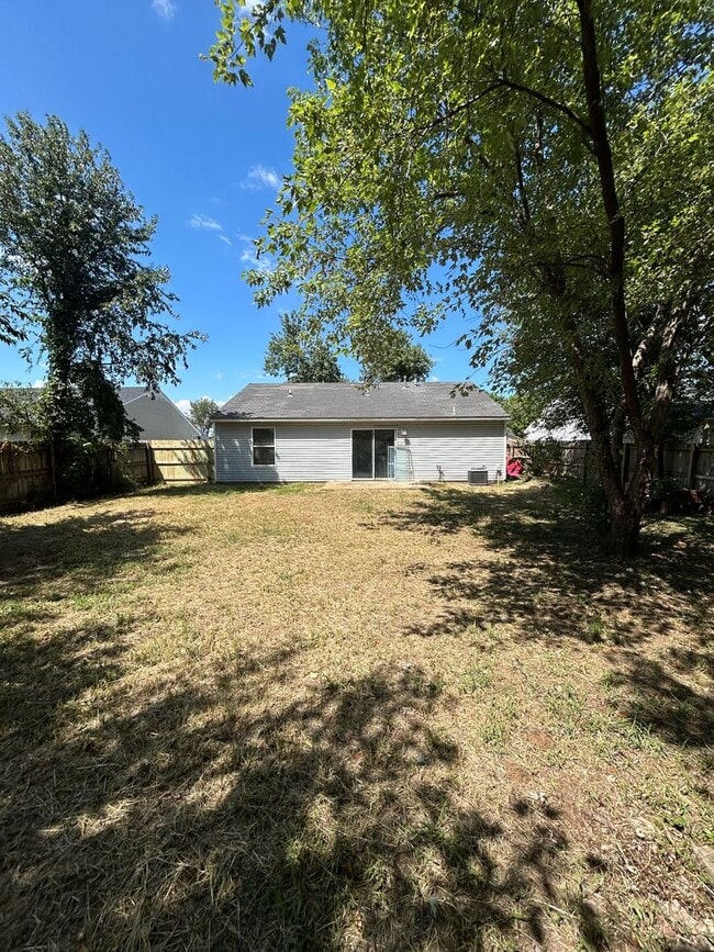 Building Photo - Charming 3 Bedroom, 2 Bath Home in the Hea...