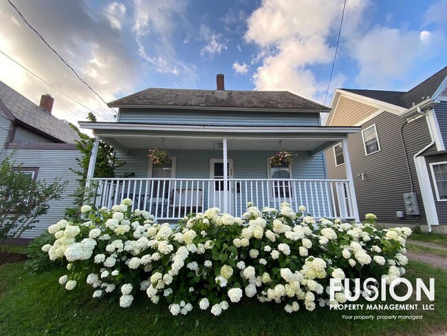 Building Photo - Adorable 2 bedroom home in Winooski with large backyard!
