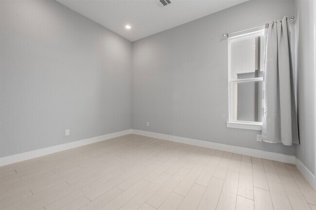 Building Photo - 6106 Clarkson Ln