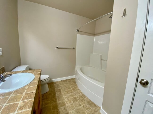 Building Photo - Lovely 4 Bedroom (+ Large bonus room) in B...