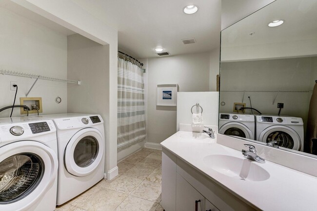 Building Photo - 300 Uno Lago Dr