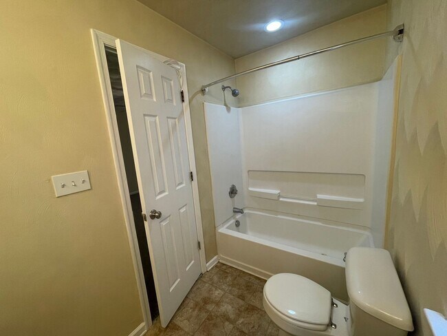 Building Photo - GORGEOUS SINGLE FAMILY 3BR/2.5BA PARK PLAC...