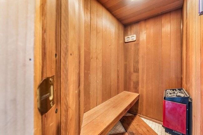 Building Photo - 2110 Harmon Cove Tower