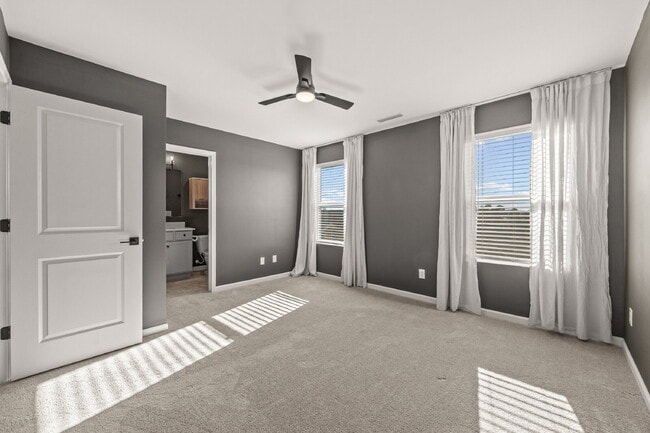 Building Photo - Your Perfect Charlotte Townhome Awaits — Bright, Modern, and Move-In Ready!
