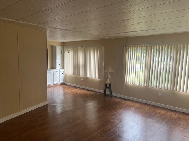 Building Photo - Quiet 2 bedroom home