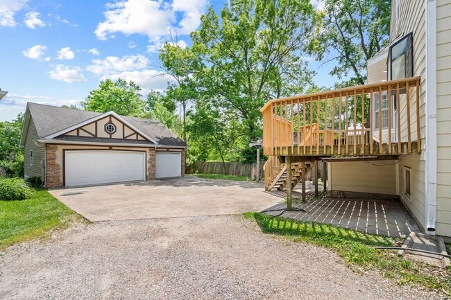 Building Photo - 5 Bed / 2 Bath Tudor Revival in Central Co...