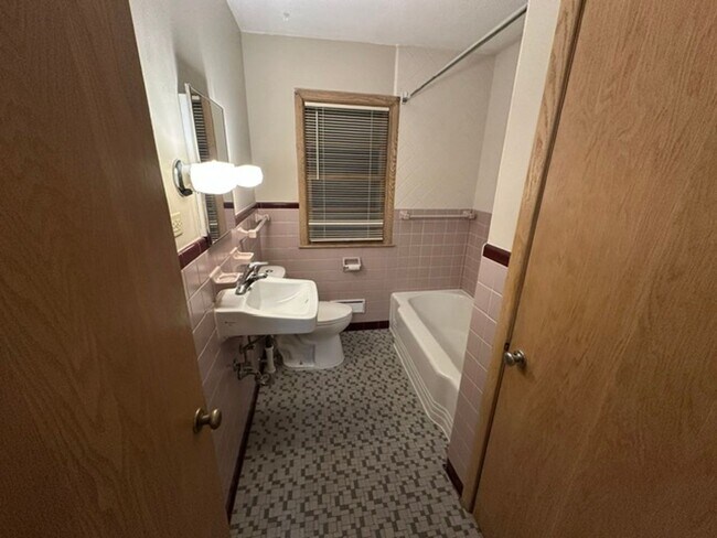 Building Photo - Beautiful Studio Apartment in Minneapolis - Available 7/24!