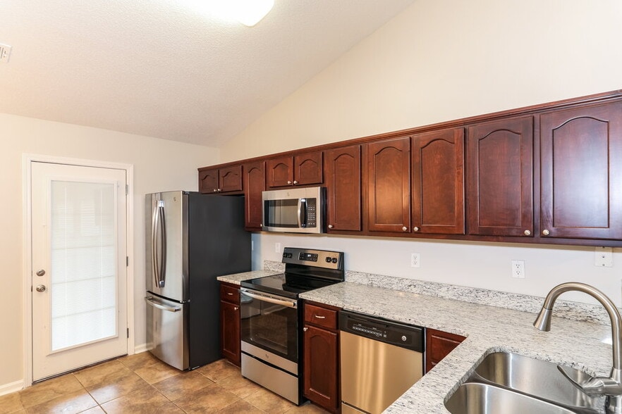 Building Photo - 10333 Cottage Oaks Dr