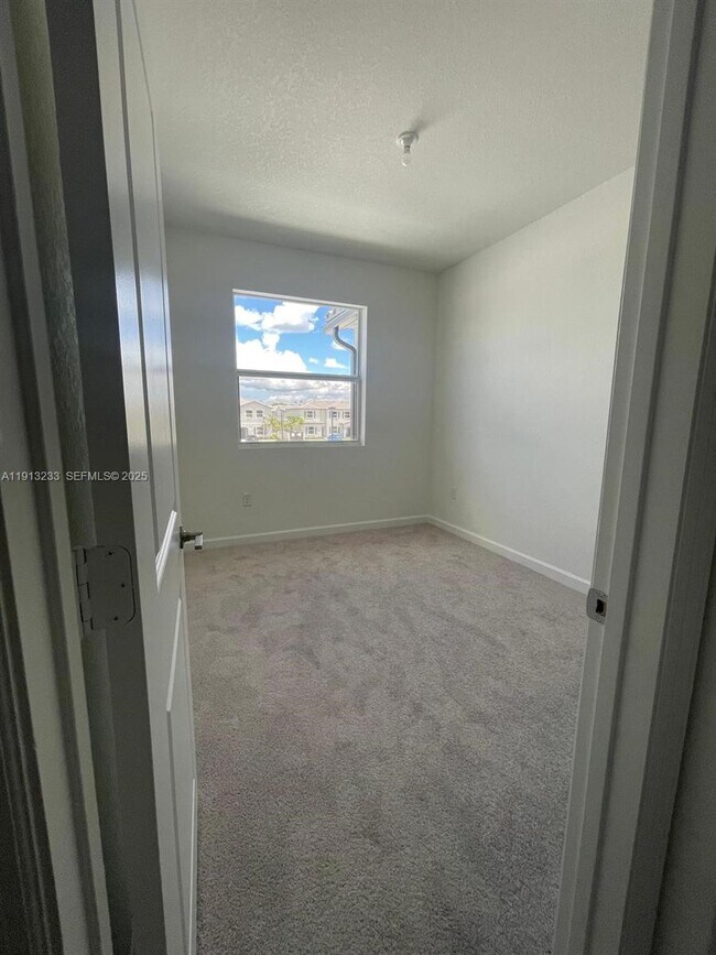 Building Photo - 1066 SE 2nd St