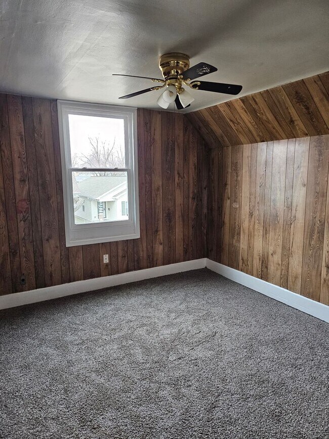 Building Photo - EHA Approved Small 2 Bed house Available Now