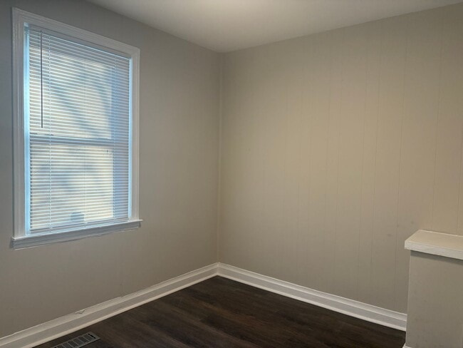 Building Photo - Completely Renovated 2 Bedroom Home!