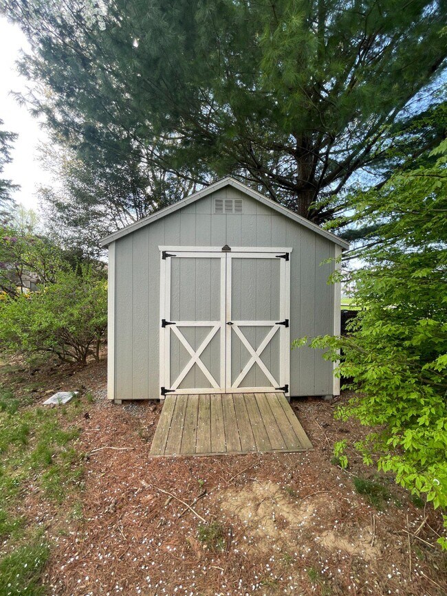 Building Photo - 113 E Woodland Dr